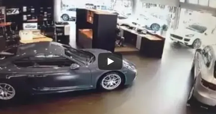 Auto senza gli optional richiesti: paga lo stesso, ma sfonda la vetrina dello showroom. Ecco il video