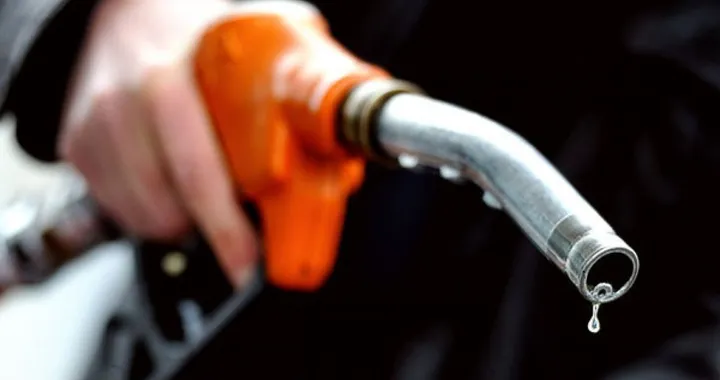 Fare benzina in Svizzera non conviene più