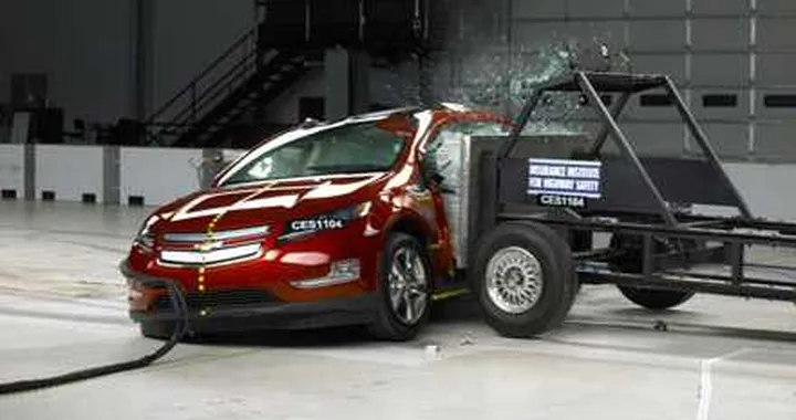 Crash test: Chevrolet Volt e Nissan Leaf promosse a pieni voti