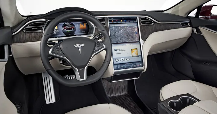 Tesla: hacker 