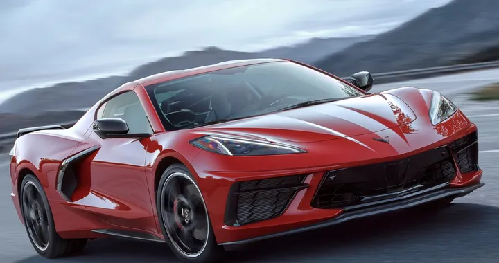 Chevrolet Corvette C8 Stingray, rivoluzione con motore centrale