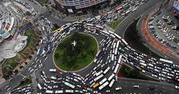 Cina: le vendite auto corrono, il traffico è in tilt