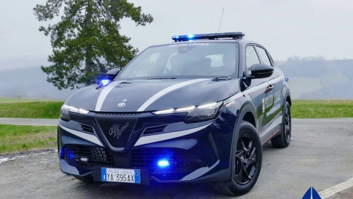 Alfa Romeo Junior al servizio della Polizia Locale: la prima divisa non si scorda mai