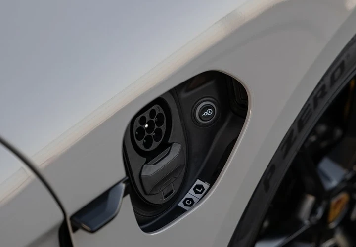 Auto elettriche: ecco quelle con la ricarica più rapida