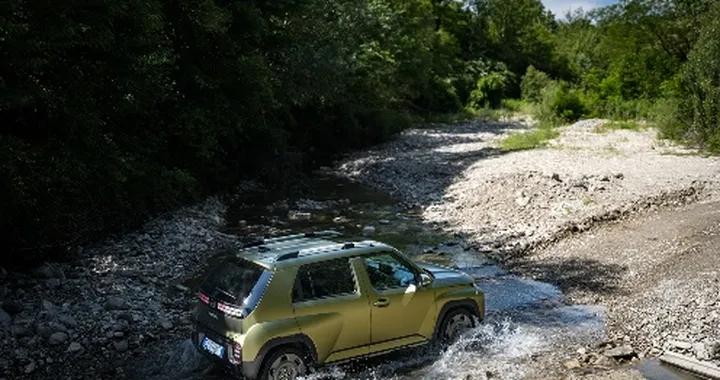Hyundai INSTER Cross: il viaggio elettrico tra le meraviglie del Lago di Garda