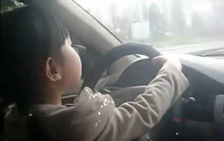 Incredibile: in Cina una bimba guida l'auto a 4 anni!