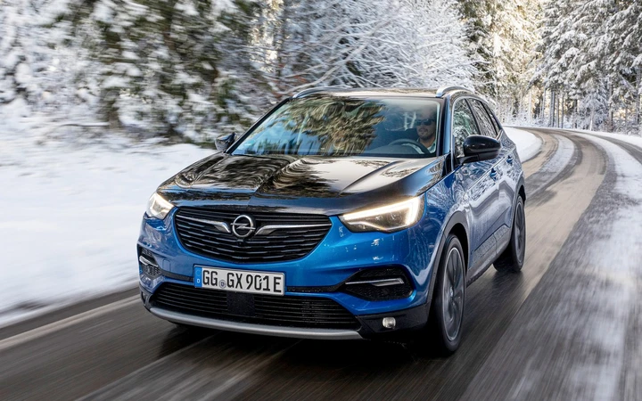 Opel Grandland X Plug-In Hybrid4: le immagini ufficiali