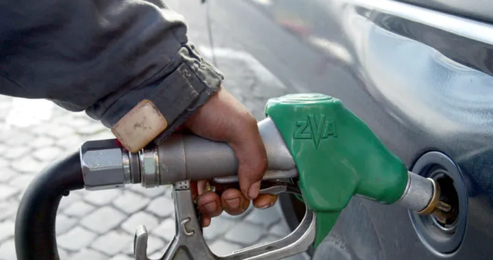 Prezzi carburanti in calo: ecco quanto si risparmia oggi