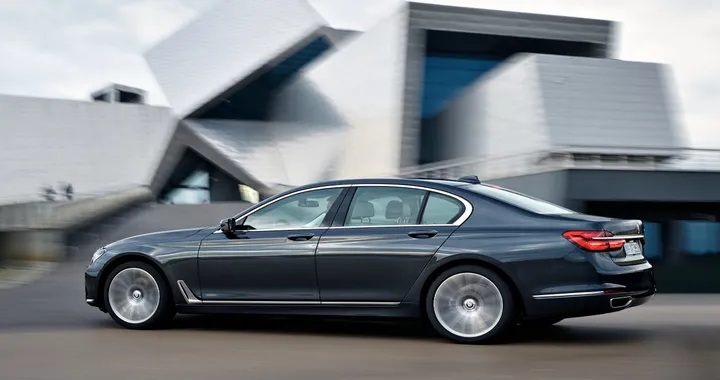 Bmw, allo studio una berlina extralusso
