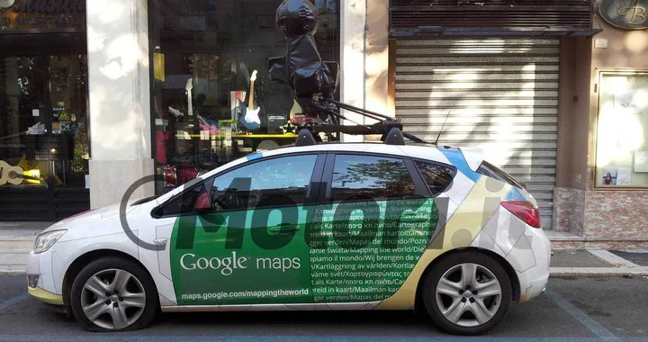 La Google Car fora... e si lascia guardare!