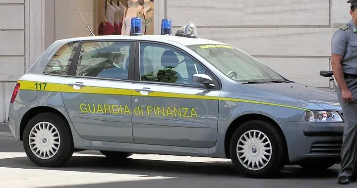 Taxi abusivi a Napoli: sanzioni per 73.000 euro e veicoli sequestrati