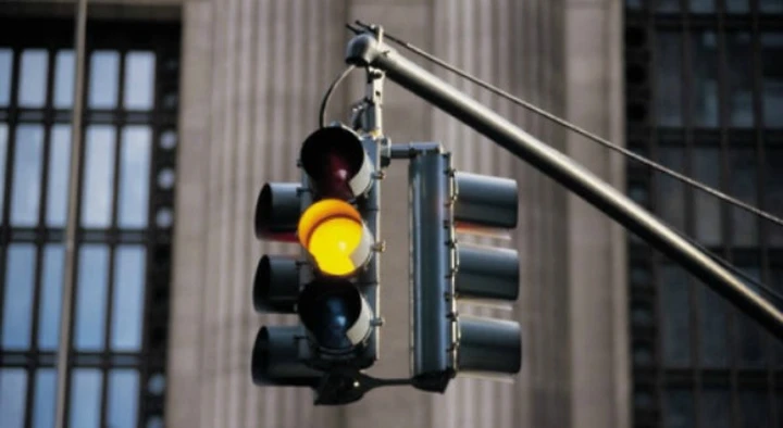 Semaforo giallo a 3 secondi: multe e polemiche in arrivo