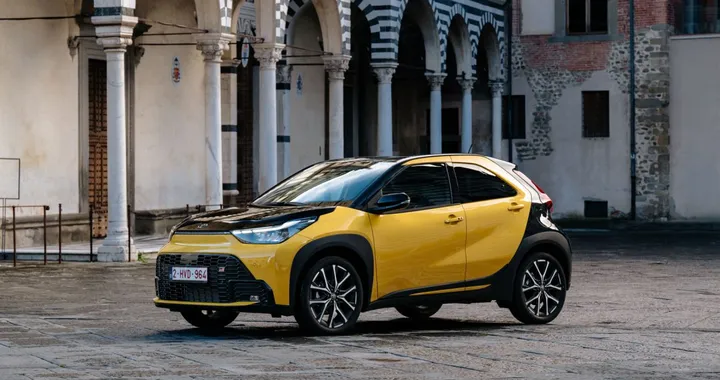 Nuova Toyota Aygo X Full Hybrid: la city car punta su efficienza e stile