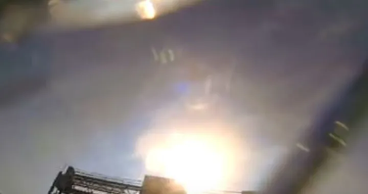 Auto piomba su bus: il video choc