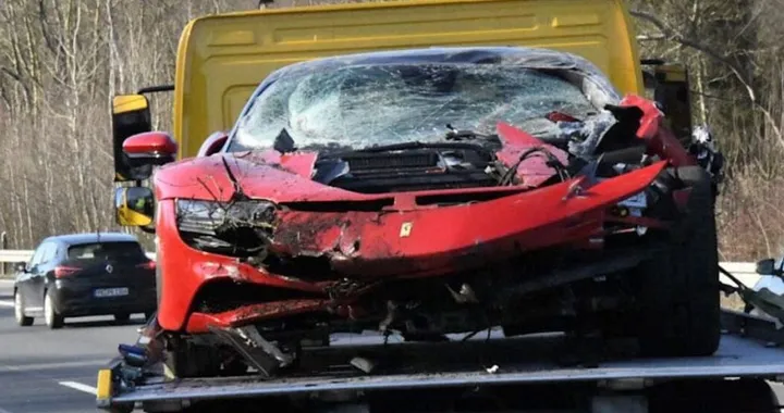 Sfascia una Ferrari SF90 Stradale durante un test drive: danni incalcolabili