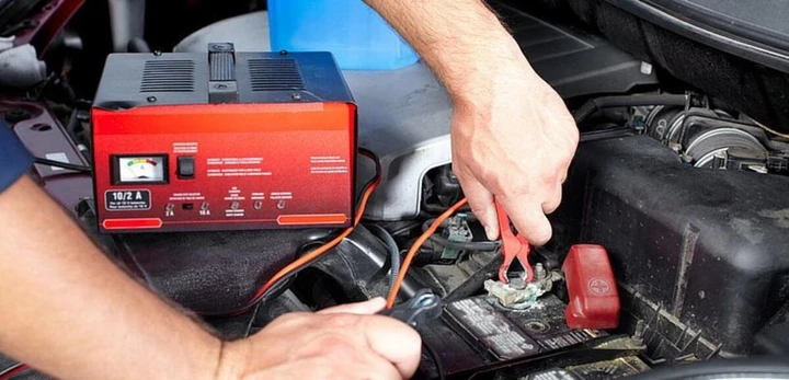 Batteria auto scarica dopo il lockdown: come caricarla per la Fase 2
