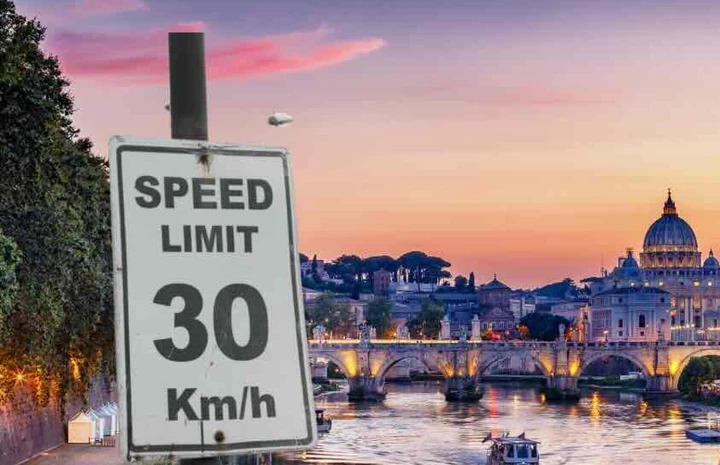 Roma frena, il Comune incassa: mille strade a Zone 30 e autovelox ovunque
