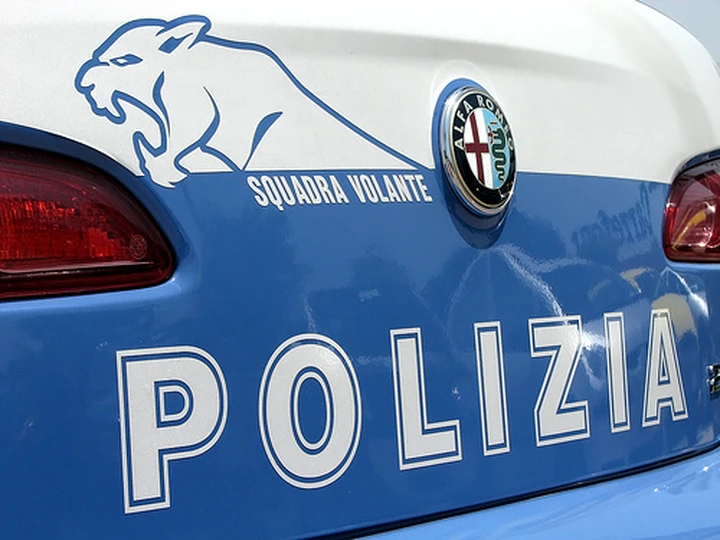 Il finto caso della volante della Polizia guidata da un Rom