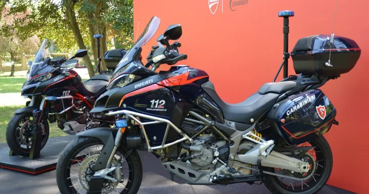 Carabiniere motocicliste a Corvara: quasi 100 Patenti ritirate