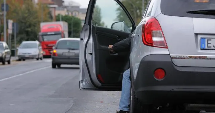 Moneta incastrata nella maniglia dell'auto, la nuova tecnica di furto