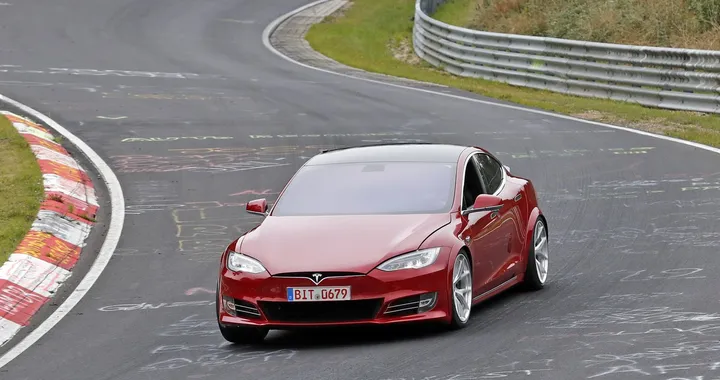Tesla Model S, spiata al Nurburgring