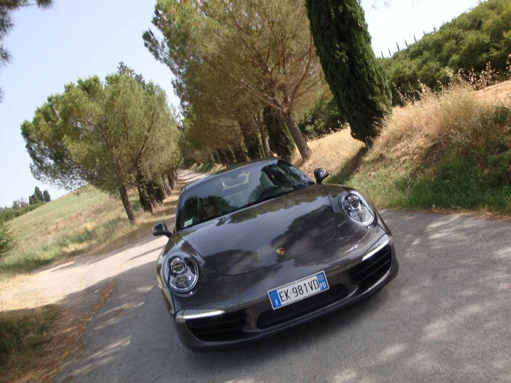 Porsche 911 S prova su strada e in pista