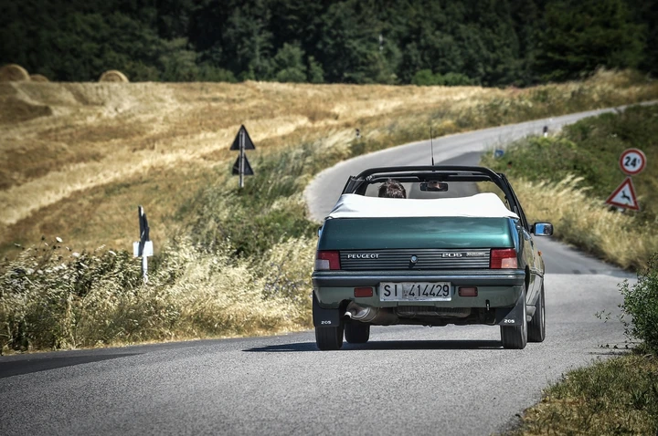Peugeot 205 cabriolet: le immagini ufficiali