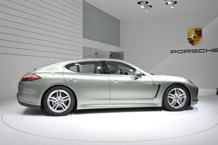 Porsche Panamera passo lungo: arriva nel 2012