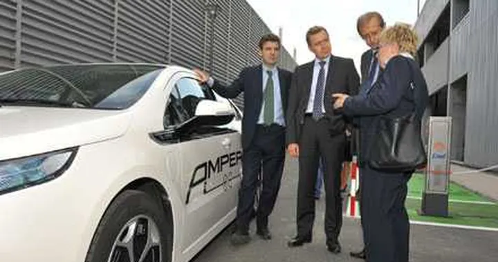 Opel Ampera, presentata al sindaco di Torino