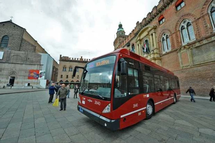 Due autobus ibridi in servizio a Bologna