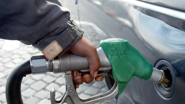 Prezzi carburanti in calo: ecco quanto si risparmia oggi