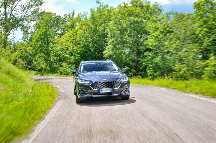 Ford Mondeo Hybrid Vignale: la prova su strada