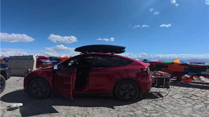 Una Tesla sull’Everest: ricarica a benzina e sfida alle altitudini