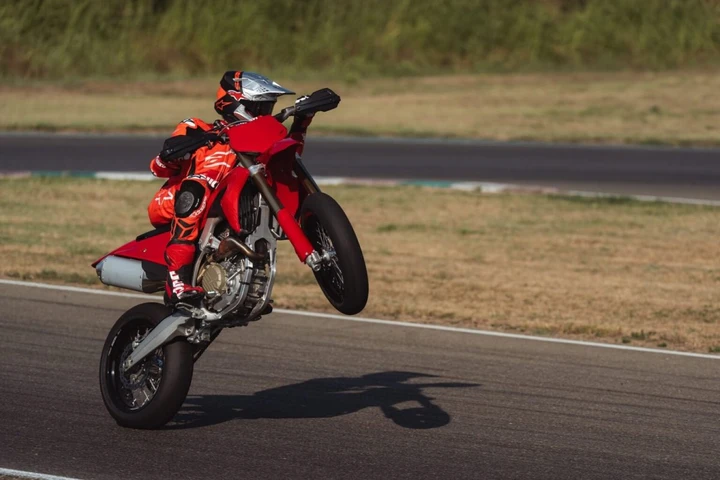 Ducati Desmo450 SM: 63,5 CV e tecnologia da gara a 13.990 euro