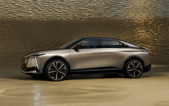 DS N°8: l’ammiraglia elettrica DS con autonomia fino a 750 km