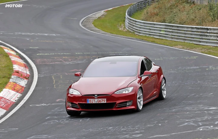 Tesla Model S, spiata al Nurburgring