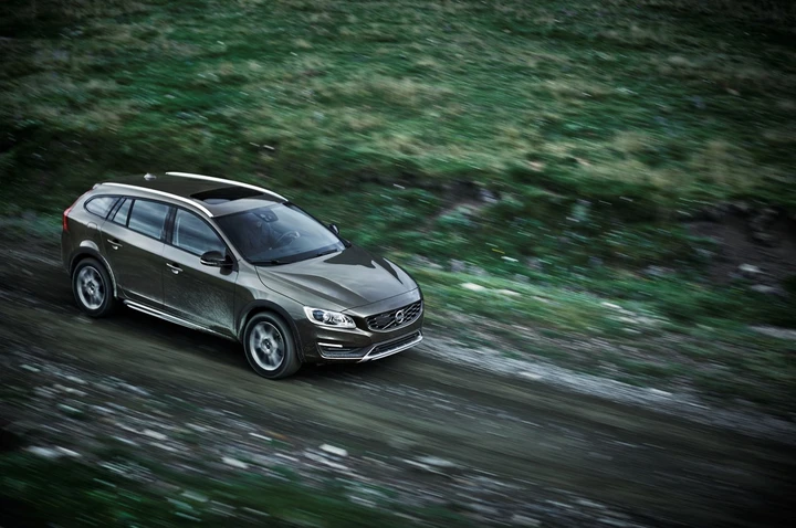 Volvo V60 Cross Country: le foto ufficiali