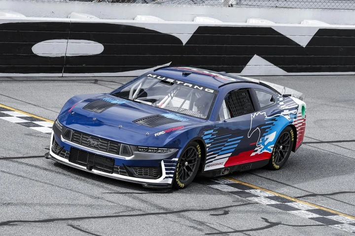 Ford Mustang: debutta la nuova versione per la Nascar Cup Series 2024 [FOTO]