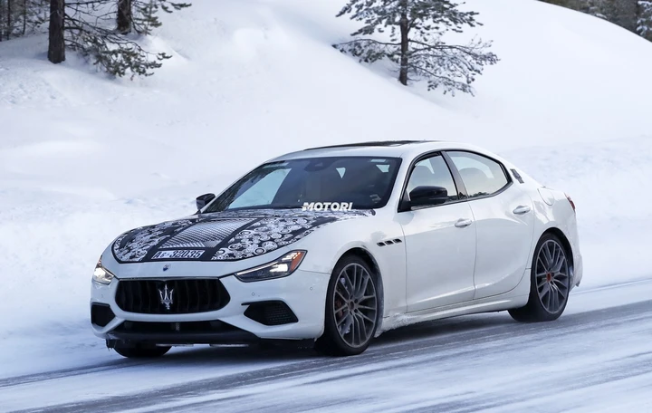 Maserati Ghibli restyling: le foto spia