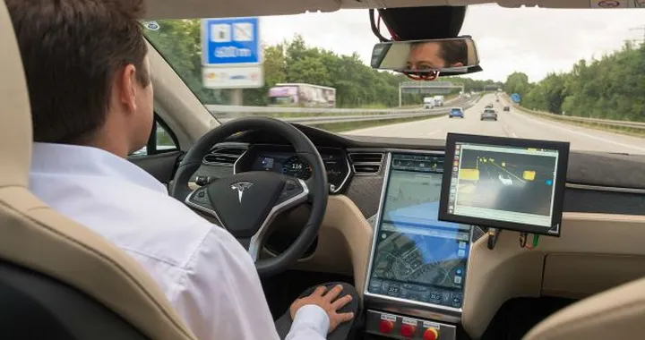 Guida autonoma: Bosch punta sulle mappe di TomTom