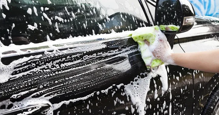 Si può lavare l’auto in strada o a casa? Cosa dice la legge