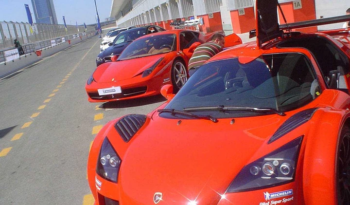 Tutte le auto del test Michelin sul circuito di Dubai