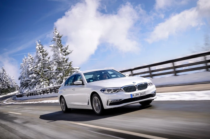 BMW 530e iPerformance 2017: immagini ufficiali