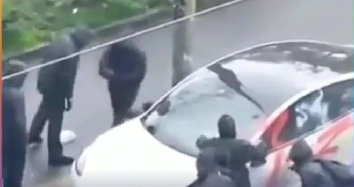 Tesla vandalizzate nel cuore di Milano, impazza la violenza contro le auto di Musk