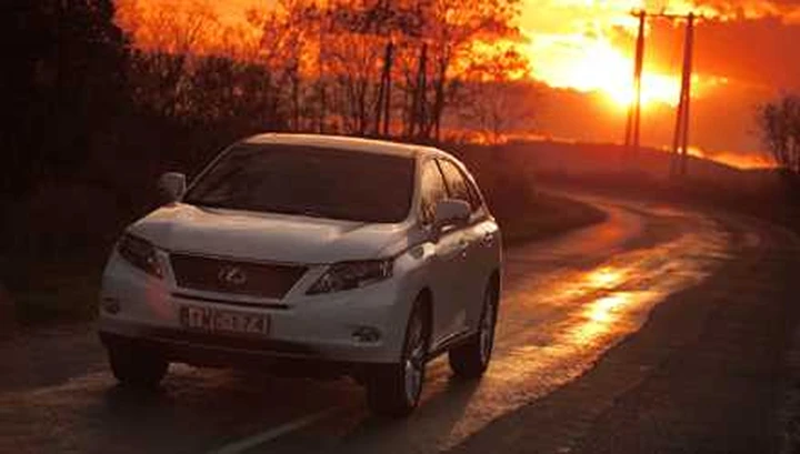 Lexus RX 450h FWD: 300 CV, 140 gr./km CO2