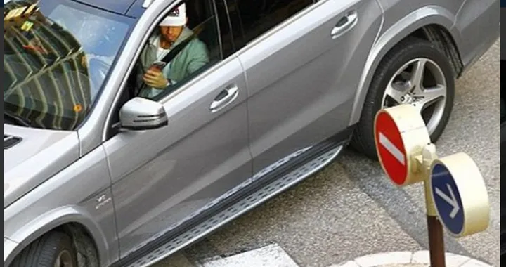 Hamilton beccato alla guida mentre usa lo smarphone