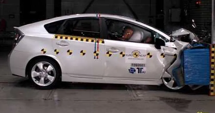Toyota Prius: crash test a cinque stelle