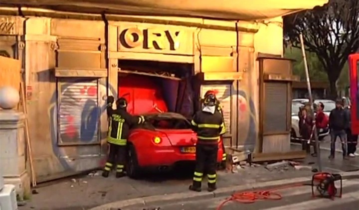 Una Ferrari si schianta contro un negozio a Roma