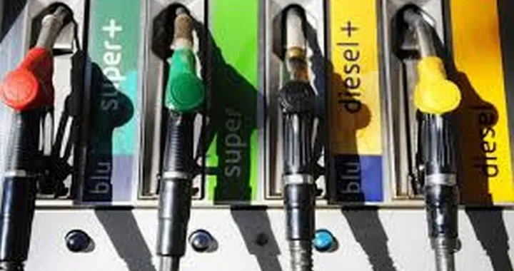 Prezzi benzina in calo, ma con enormi differenze