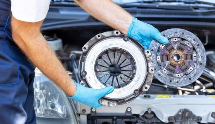 Frizione auto: guida completa con funzionamento, problemi e rimedi